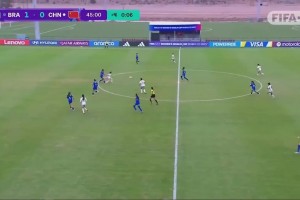 逃過一劫！張克璨背后放倒對手送點，但巴西罰丟點球