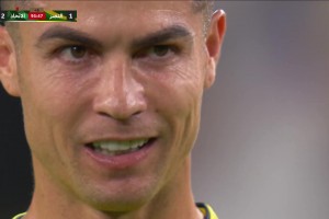 C羅在主罰任意球前說：你會(huì)進(jìn)球，你會(huì)進(jìn)球！可惜沒有打進(jìn)