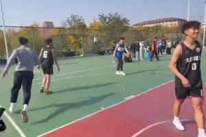 黑隊：不是哥們，什么小比賽你就戰(zhàn)斧劈扣?。? >
                                        </div>
                                    </div>
                                                                        <div   id=