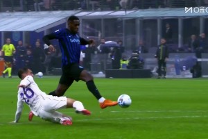 國(guó)米3-0鎖定勝局！維蒂犯規(guī)送點(diǎn)+染紅！恰爾汗奧盧點(diǎn)射破門雙響