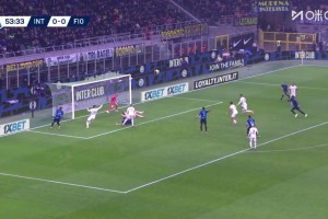 爭(zhēng)議！埃斯波西托禁區(qū)被拉倒！主裁聽(tīng)取VAR后沒(méi)有判罰點(diǎn)球！