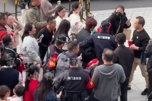 瘋狂啊！實拍：粉絲“圍堵”蘇超南通球員李賢成的座駕