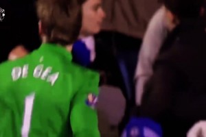 這反應(yīng)速度簡(jiǎn)直不像人類！名場(chǎng)面：德赫亞的極限死角撲救！