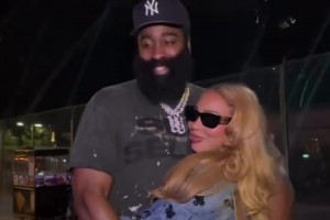 登哥萬圣節(jié)與女友甜蜜相擁，女友小鳥依人??