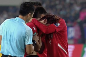 遺憾！南通隊球員李賢成失點(diǎn)丟冠后痛哭，主裁馬寧上前安慰