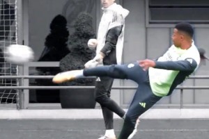 感受一下歐洲金靴的實(shí)力！姆巴佩訓(xùn)練中精彩凌空抽射