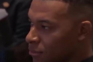 憋笑男孩！姆巴佩上演極致表情管理！被自己帥到了！