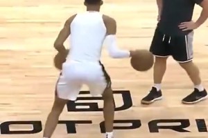 文班這雙手控球的視頻在外網(wǎng)火了！這是什么身體協(xié)調(diào)性啊??