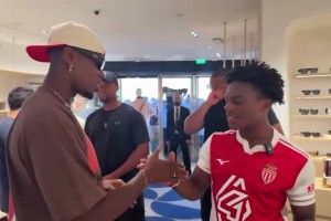 吃醋了！當(dāng)博格巴妻子看到博格巴和甲亢哥做夫妻專屬親密手勢！