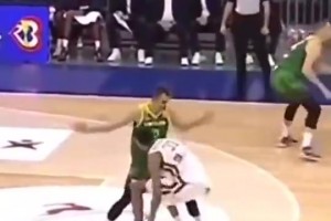 柔韌性無敵！文班亞馬摔的瞬間也太嚇人了，不過馬上站起來！