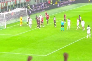 全場沸騰！現(xiàn)場球迷拍攝邁尼昂神勇?lián)涑龅习屠c球！