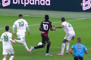 射門真是辣眼睛！巴特薩基傳中，福法納無人盯防射門踢偏