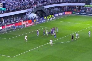 內(nèi)馬爾用他那著名的點球技術(shù)罰進了任意球，而這項技術(shù)已被禁止！