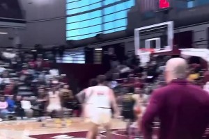 重型鋒線！名場面：王俊杰抹進(jìn)禁區(qū)暴力重扣化身客場消音器！