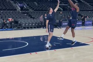 殺手锏??萊昂納德賽前熱身練習(xí)中距離單打~