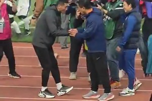 面對(duì)前輩！邵佳一躬身雙手和崔康熙握手