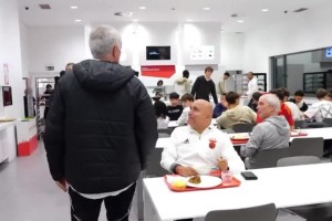 沒架子！穆里尼奧與本菲卡青訓(xùn)小球員一起吃飯