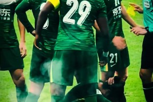 疼！實拍：張玉寧與對手發(fā)生小沖突后，一直捂著自己的后腦勺??