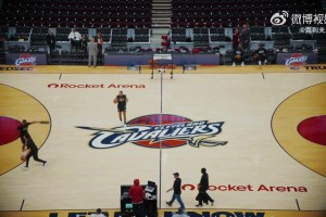 爺青回！騎士換上了當(dāng)年詹姆斯騎士1.0時(shí)代的地板，太有感覺了