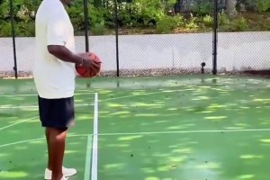 “克萊接機女友～因為遲到了克萊向女友梅根道歉～”