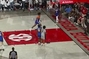 臥槽臥槽！NCAA賽場(chǎng)驚現(xiàn)空接大風(fēng)車扣籃！太炸裂了！