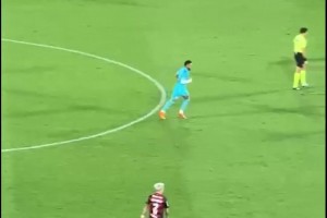 內(nèi)馬爾回防去拿球，結(jié)果……隊友居然把球直接踢向前了！