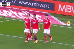 ??太逆天了！對手點球不進(jìn)，本菲卡后衛(wèi)“解圍”打進(jìn)自家球門！