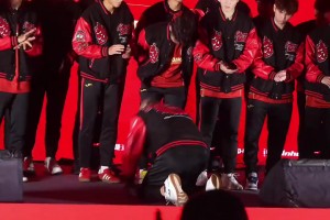 行大禮！重慶主帥張外龍向球員磕頭致謝