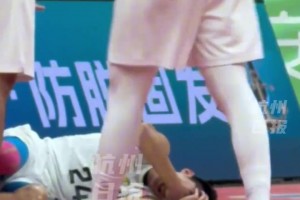 杭州vs金華，杭州隊(duì)王鍵受傷倒地，稍做休息后重返賽場繼續(xù)拼搏！