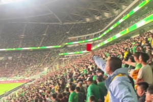 歡樂多！工體國安球迷自發(fā)紅牌，給兩位國際友人逗壞了??