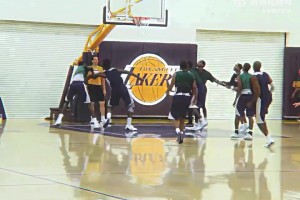 跟腱斷裂后的科比，在湖人隊內(nèi)訓(xùn)練依舊嘎嘎猛干！