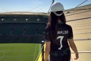 夢(mèng)開始的地方！網(wǎng)紅參觀葡萄牙體育球場(chǎng)并做出經(jīng)典的C羅慶祝！