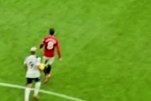 看了尷尬！里沙利松進(jìn)球后撞B費(fèi)+脫衣哭泣慶祝??