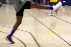 老詹在陪練無對抗的情況下脫手，氣的直接踢飛籃球