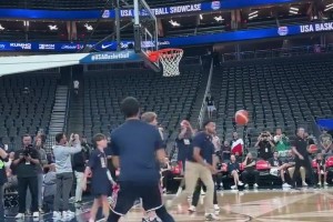 射手和射手有不同！庫里和布克這投籃手型，你更喜歡哪個(gè)