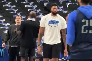 濃眉你這……看來不能怪東契奇，達(dá)拉斯這地方，誰(shuí)來了都得胖！