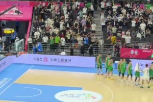 廣東拿下全運(yùn)男籃金牌后，杜鋒相當(dāng)開心，和場(chǎng)邊眾人握手交談