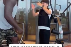 中國力量！張偉麗輕松抱起300多斤的奧尼爾！核心力量太強了！