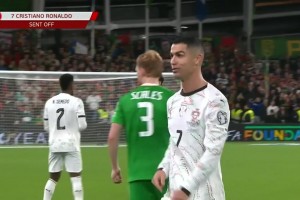 C羅肘擊染紅！C羅報復性肘擊對手！主裁查看VAR后直紅罰下！