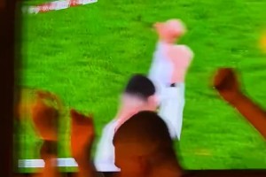 愛爾蘭酒吧內(nèi)球迷對C羅紅牌的反應