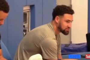 要不考慮一下？美媒扒出：庫(kù)里曾拿起克萊的KT5戰(zhàn)靴仔細(xì)端詳~