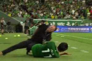 中超名場(chǎng)面：林良銘這次“誤撞”直接導(dǎo)致主帥蘇亞雷斯骨折??