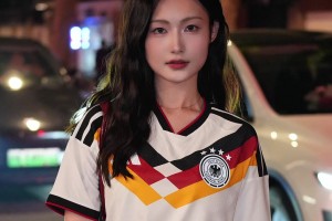 云姨穿上德國最新戰(zhàn)袍，成為街上的焦點??