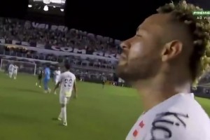 哭了！率桑托斯暫時(shí)逃離降級(jí)區(qū)，賽后踢滿全場(chǎng)的內(nèi)馬爾落淚