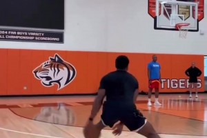 無(wú)解的開(kāi)發(fā)大殺器！近距離看米切爾的持球投籃！他也太壯了吧~