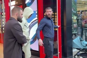 包裹嚴(yán)實(shí)仍被發(fā)現(xiàn)??！C羅在洛杉磯逛街引圍觀