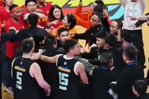 ??“浙BA”一場比賽后有紹興球迷沖進(jìn)場內(nèi)與麗水隊(duì)球員發(fā)生推搡