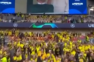 差別明顯！名場面：多特球迷看到克洛普和穆里尼奧不同的反應(yīng)！