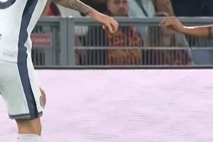 相視一笑！名場面：巴斯托尼穿襠過掉迪巴拉，小魔仙一臉茫然！