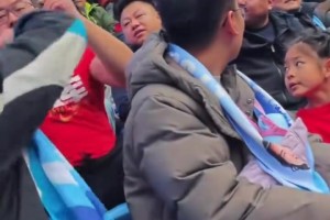 膽子真大！實拍海港球迷在大連英博主隊區(qū)險些被揍??